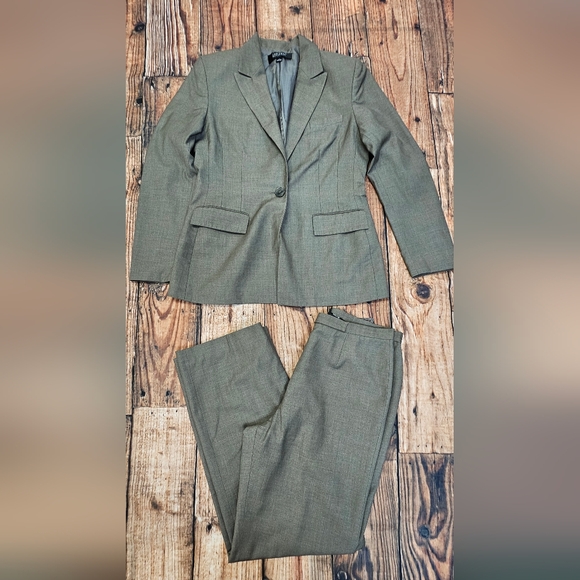 Kasper 2 Piece Pant Suit Set Women's Size 8  Lined & Shoulder Pads, Pockets - Picture 1 of 14